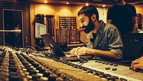 400px-Amir_Amor_from_the_band_Rudimental_in_a_recording_studio (1).jpg